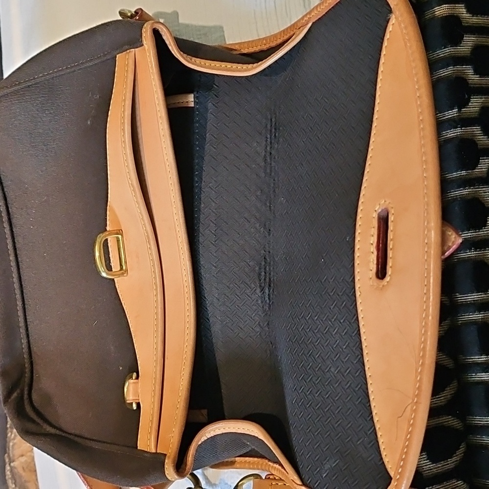 Dooney & Bourke Shoulder Purse. Black & Tan - Picture 9 of 10